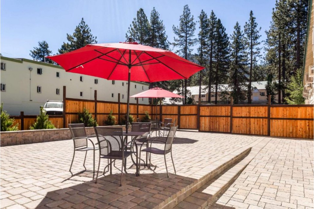 Econo Lodge Inn & Suites Heavenly Village Area 18/23