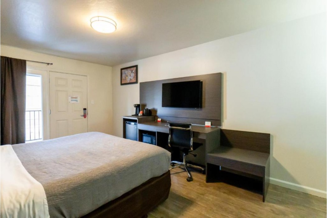 Econo Lodge Inn & Suites Heavenly Village Area 12/23