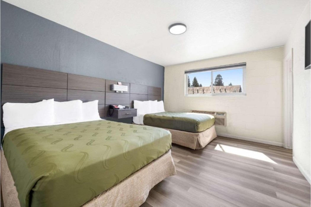 Econo Lodge Inn & Suites Heavenly Village Area 8/23