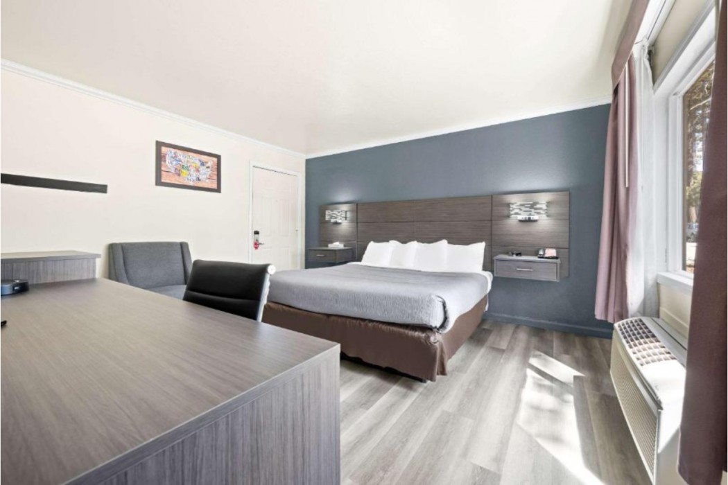 Econo Lodge Inn & Suites Heavenly Village Area 13/23