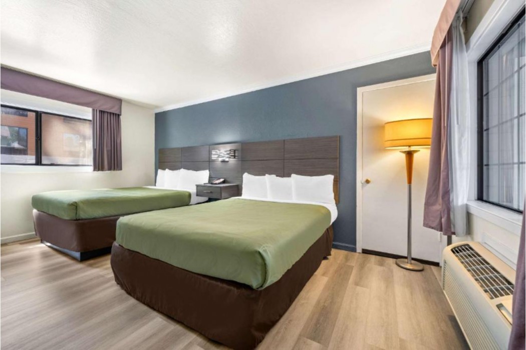Econo Lodge Inn & Suites Heavenly Village Area 10/23