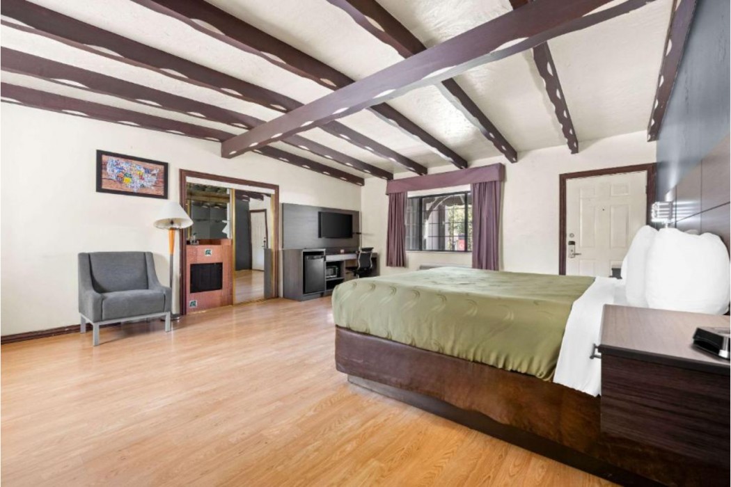 Econo Lodge Inn & Suites Heavenly Village Area 11/23