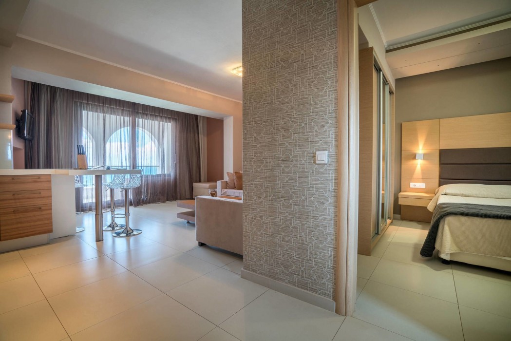 Kymothoe Elite Suites 21/97