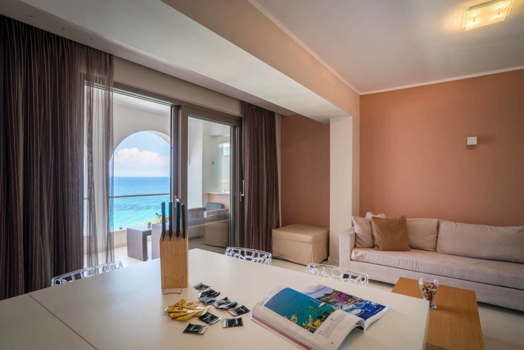 Kymothoe Elite Suites 38/97