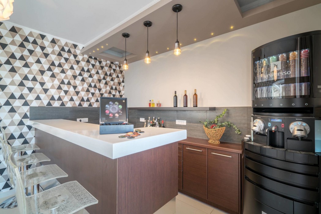 Kymothoe Elite Suites 47/97