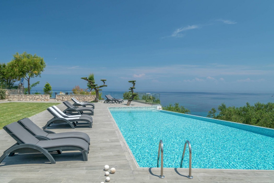 Kymothoe Elite Suites 29/97