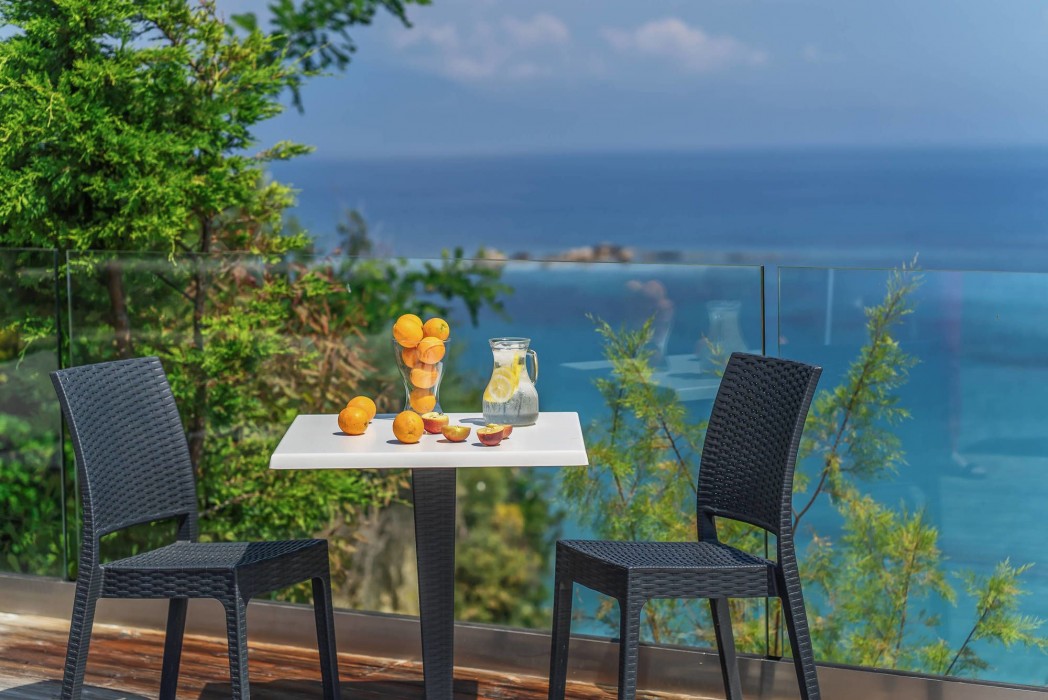Kymothoe Elite Suites 19/97