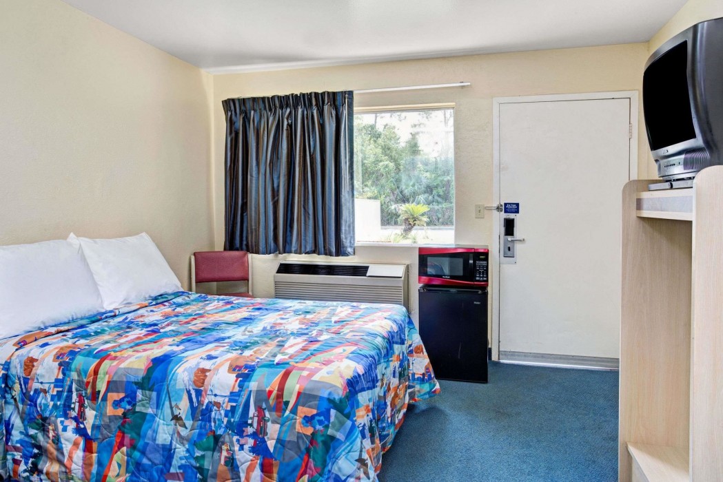 Knights Inn Jacksonville North 7/31