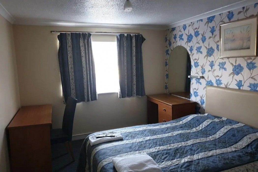 Elmhurst Hotel 13/24