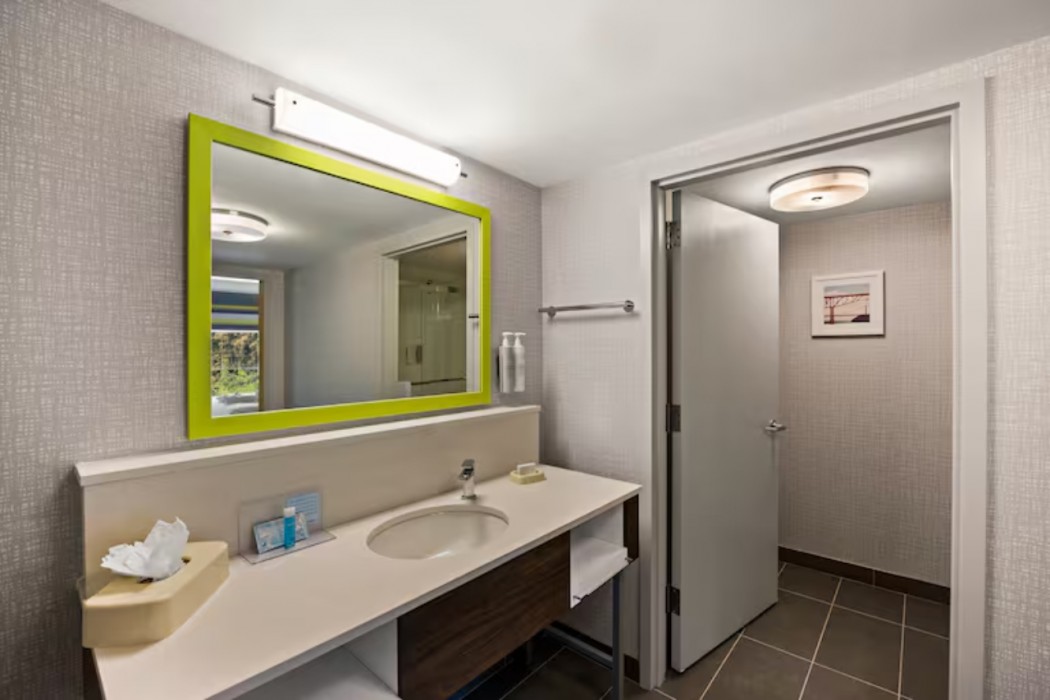 Hampton Inn & Suites Poughkeepsie 23/54