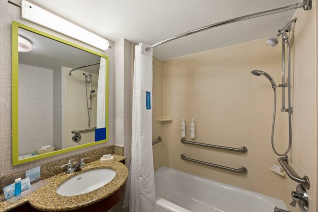 Hampton Inn & Suites Poughkeepsie 18/54