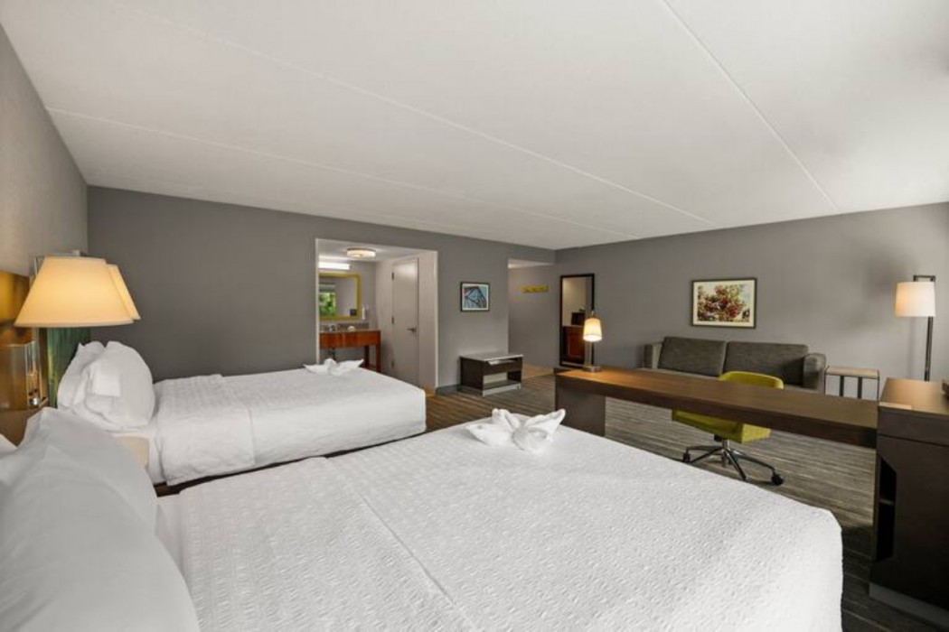 Hampton Inn & Suites Poughkeepsie 35/54