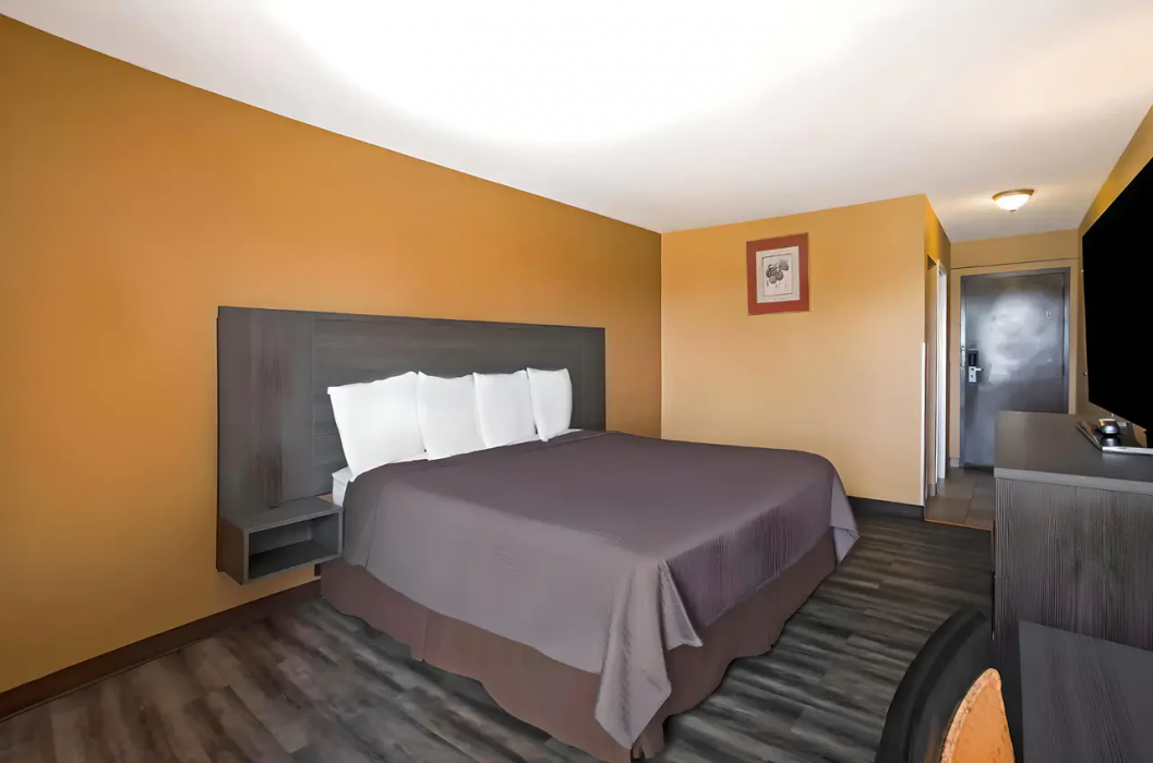 Econo Lodge Allentown North 4/13