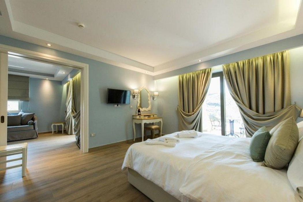 Adams Hotel 12/44