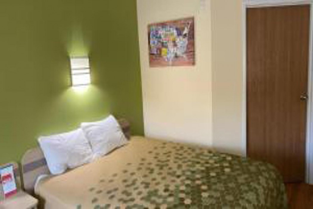 Econo Lodge Hot Springs South 8/13