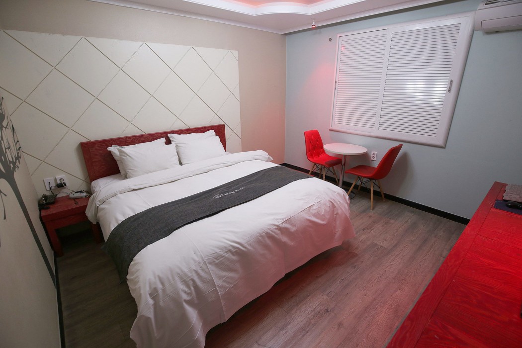 Luxury Motel 57/88