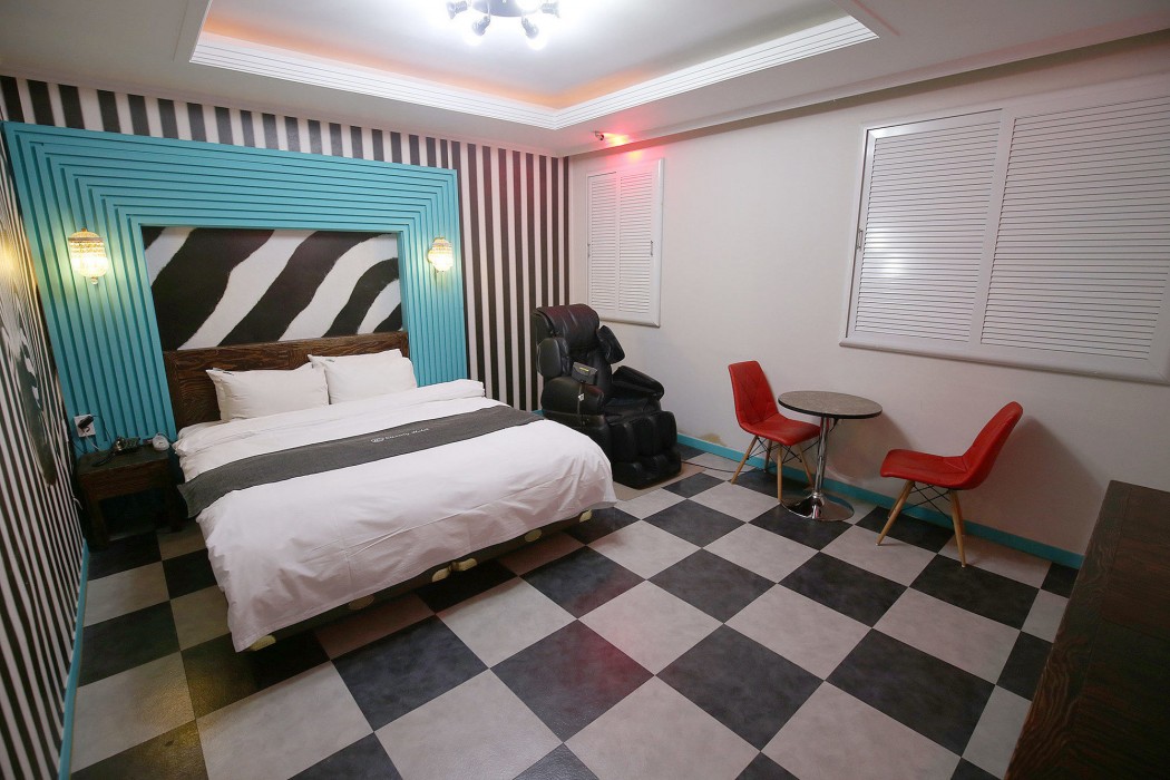 Luxury Motel 27/88