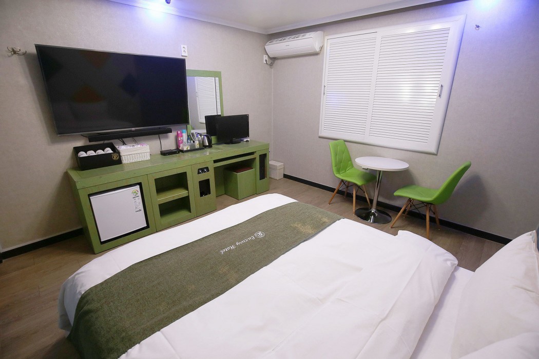 Luxury Motel 30/88