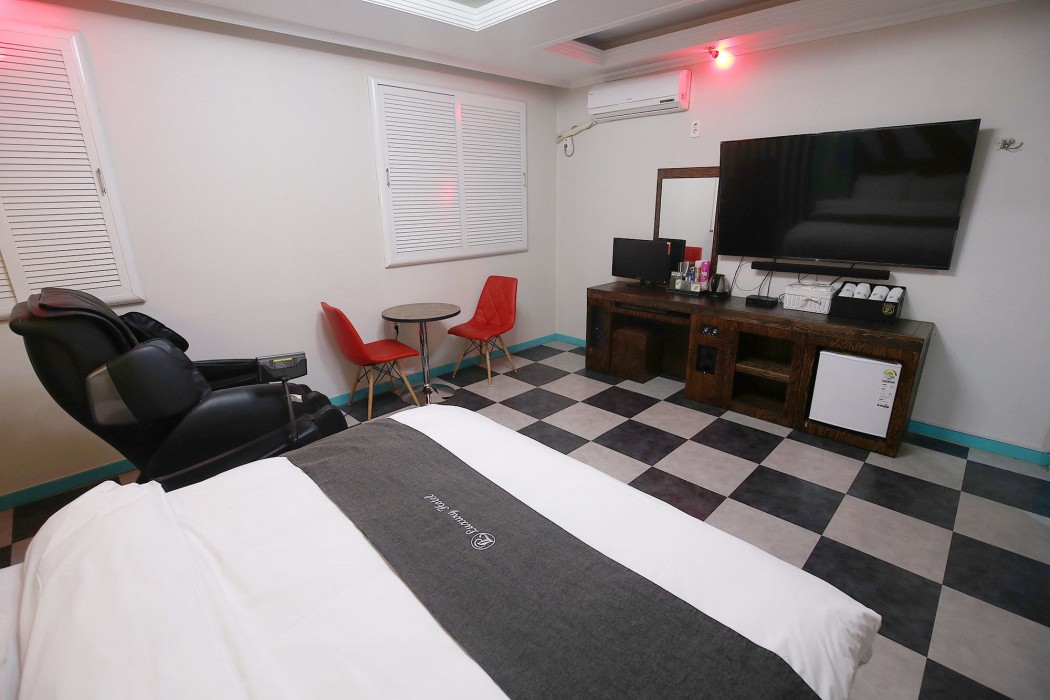 Luxury Motel 54/88