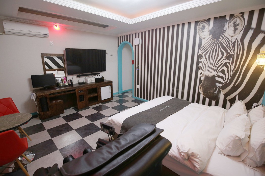 Luxury Motel 43/88
