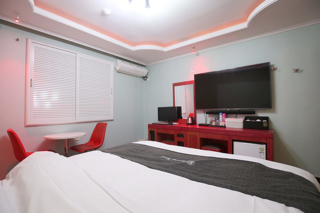 Luxury Motel 50/88