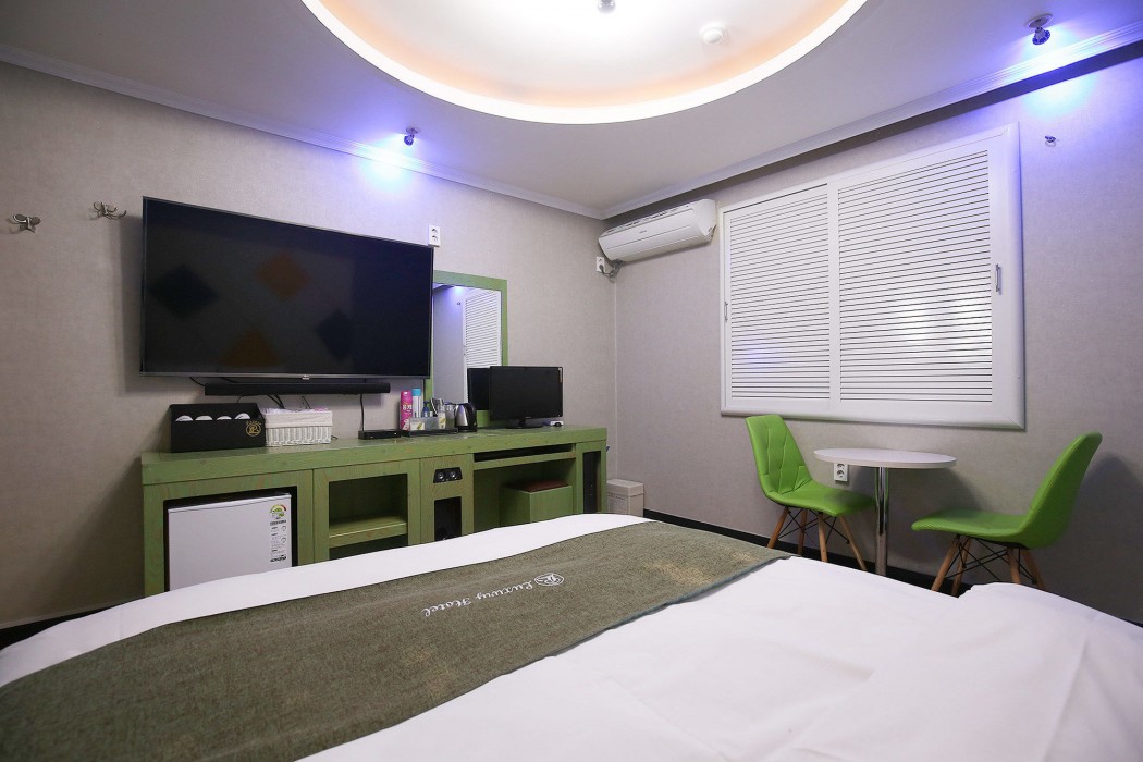 Luxury Motel 25/88
