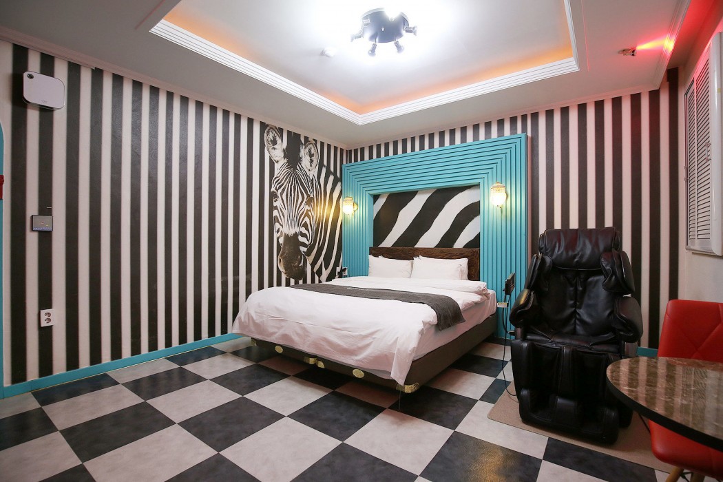 Luxury Motel 26/88