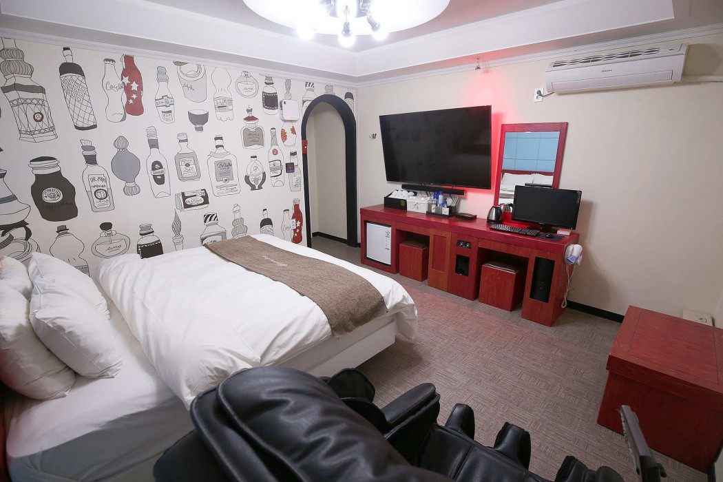 Luxury Motel 32/88
