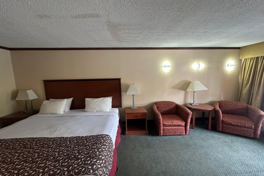 Hotel Red Rose by Townhouse Covington I-64 11/56