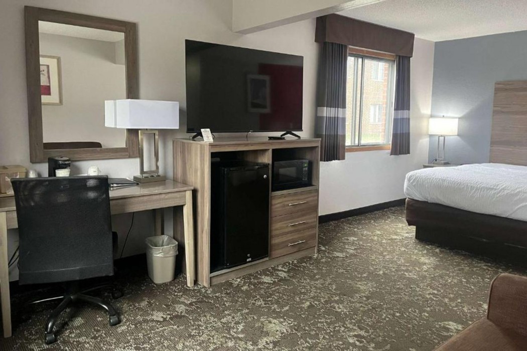 Ramada by Wyndham Cedar Rapids South 8/26