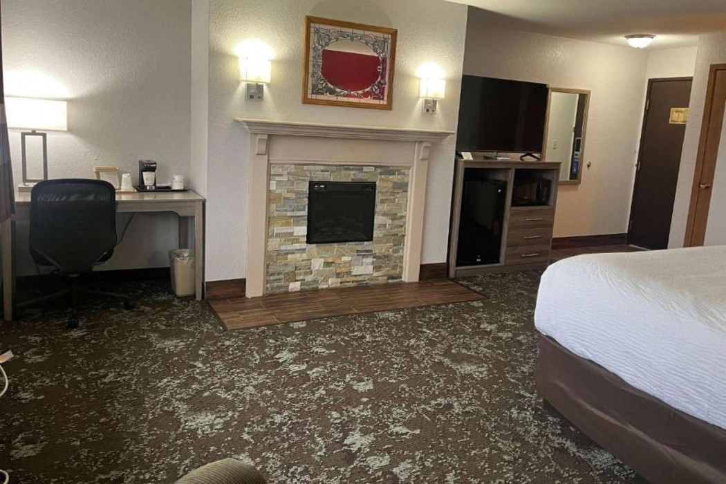 Ramada by Wyndham Cedar Rapids South 12/26