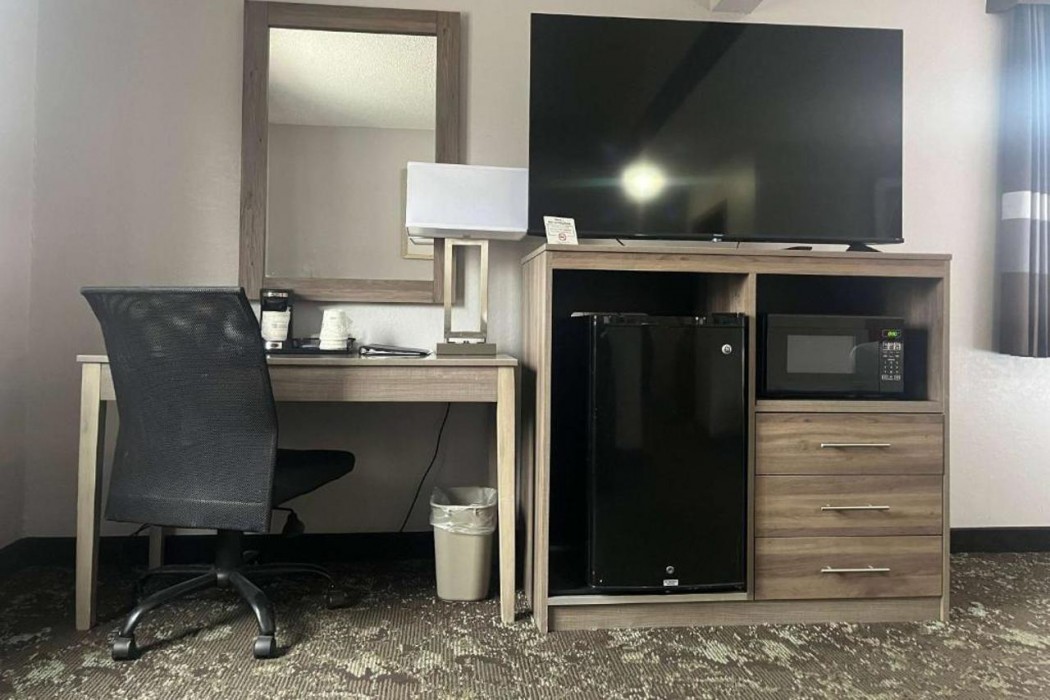 Ramada by Wyndham Cedar Rapids South 9/26