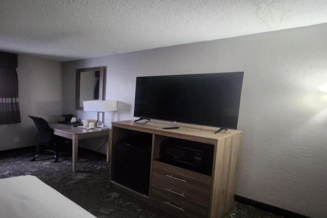 Ramada by Wyndham Cedar Rapids South 10/26