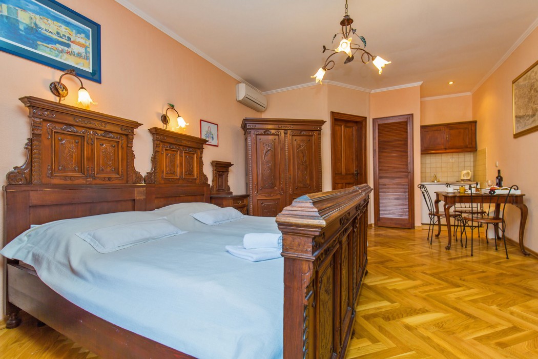 Amoret Apartments 25/83