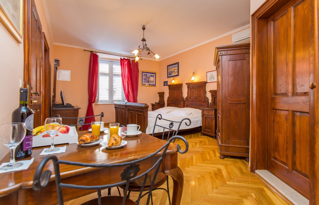 Amoret Apartments 27/83