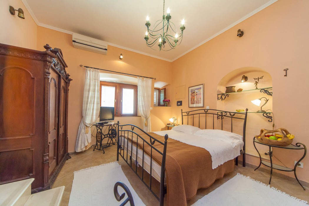 Amoret Apartments 30/83