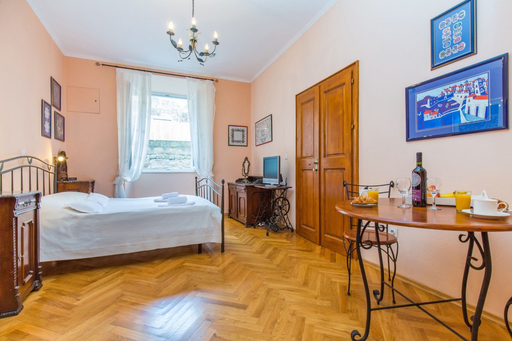 Amoret Apartments 29/83