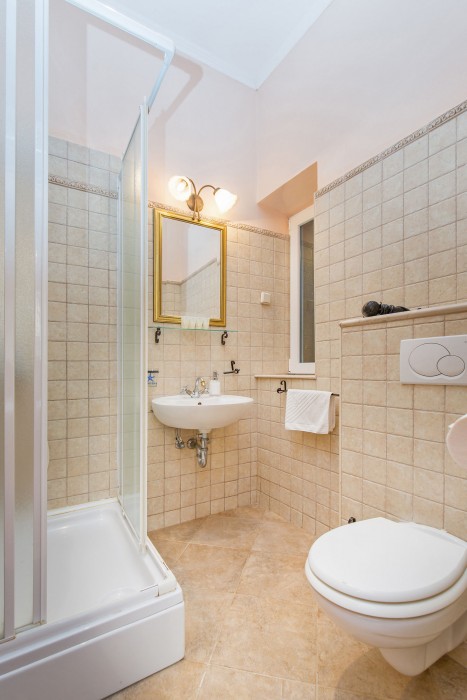 Amoret Apartments 34/83