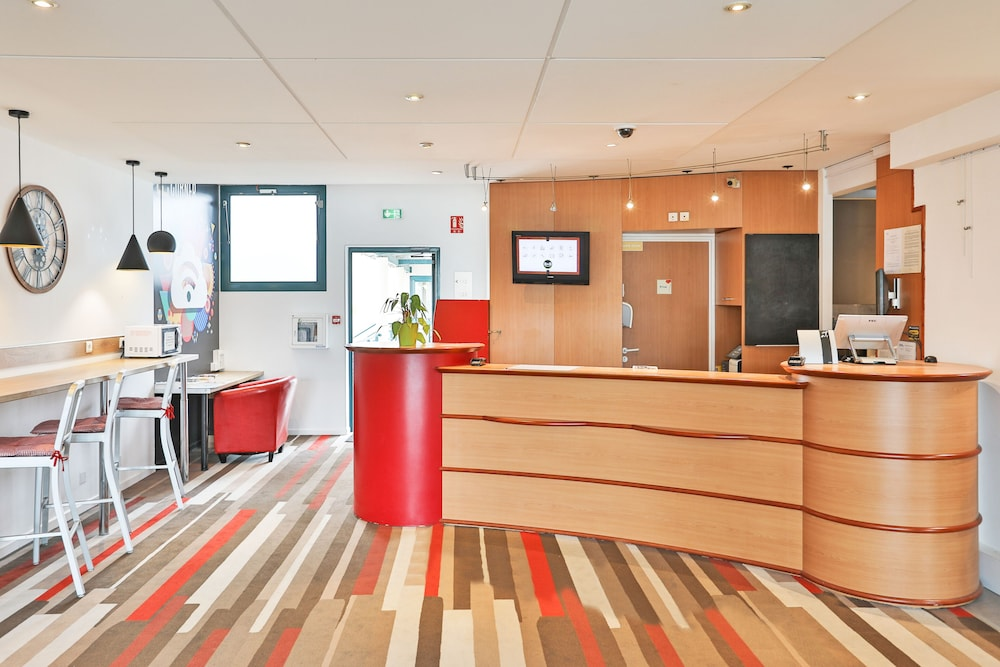 Lobby at B&B Hotel Les Sables d Olonne Centre Gare, LES SABLES DOLONNE