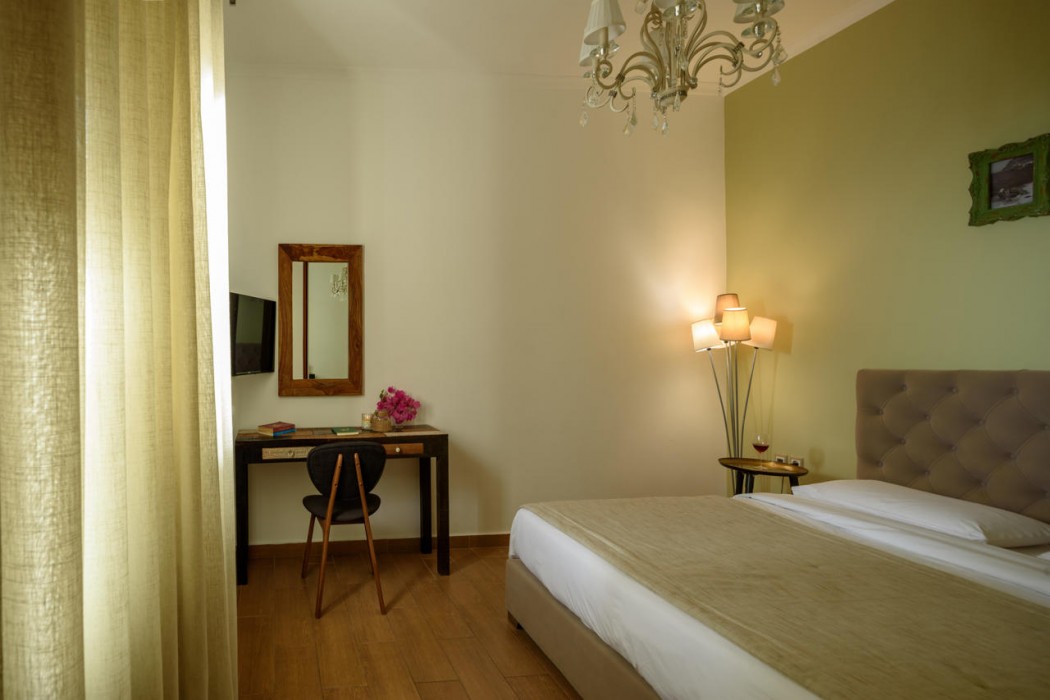 Suite Home Santorini 18/75