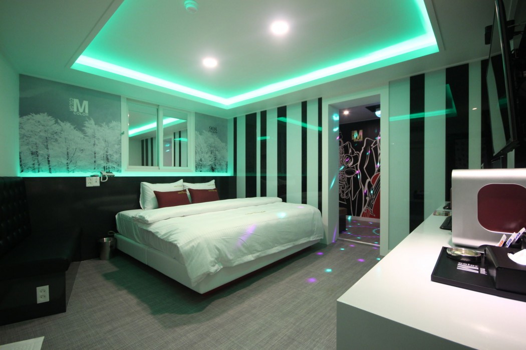 Color M Motel 24/85