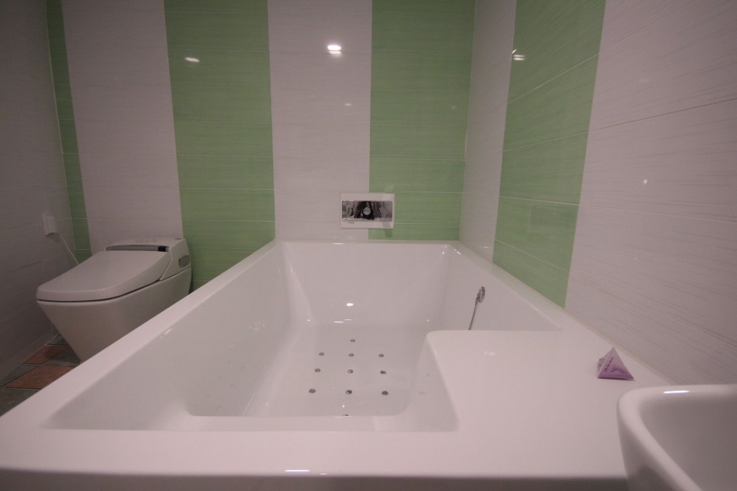 Color M Motel 27/85