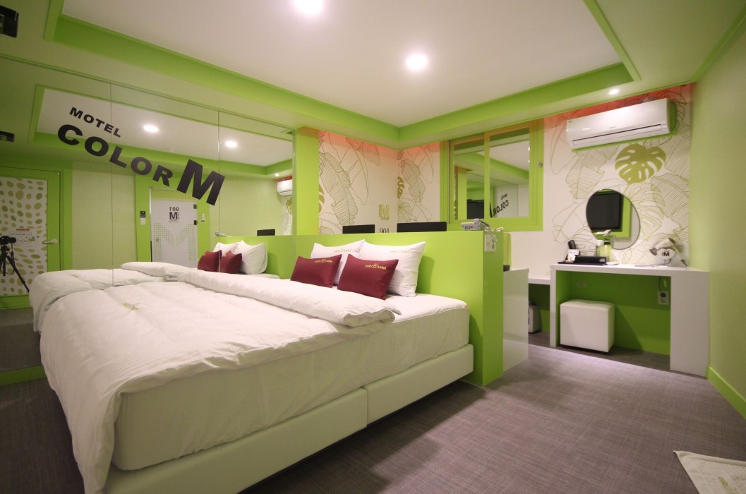 Color M Motel 56/85