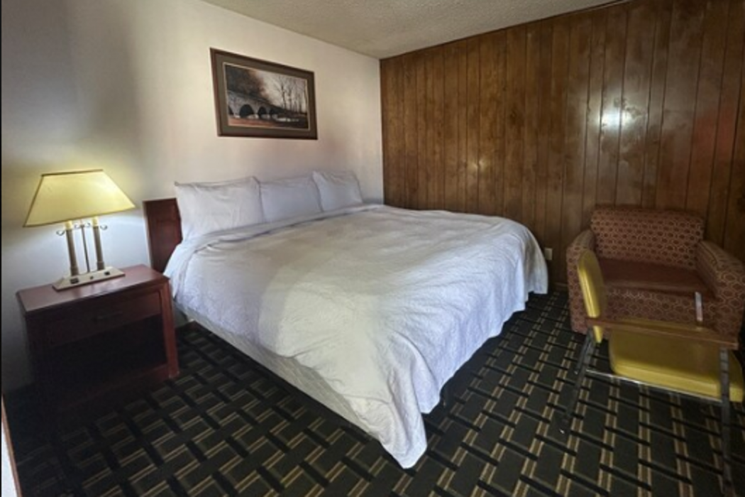 Big 12 Motel Broken Bow 11/43