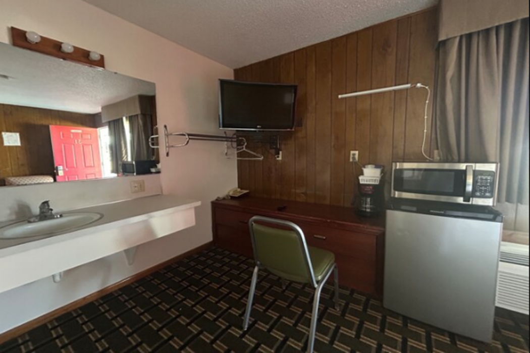 Big 12 Motel Broken Bow 7/43
