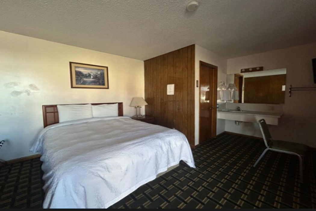 Big 12 Motel Broken Bow 8/43
