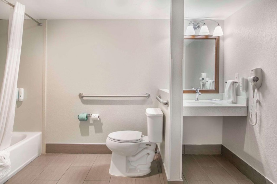 Quality Inn & Suites Athens University Area 11/57