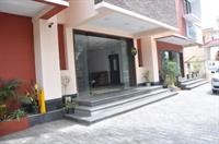 OYO Premium Convent Road BSNL Junction 33/52