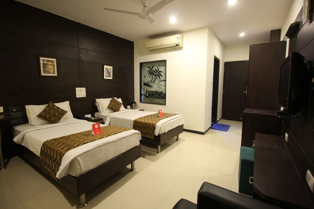 OYO Premium Paldi Cross Road 36/75