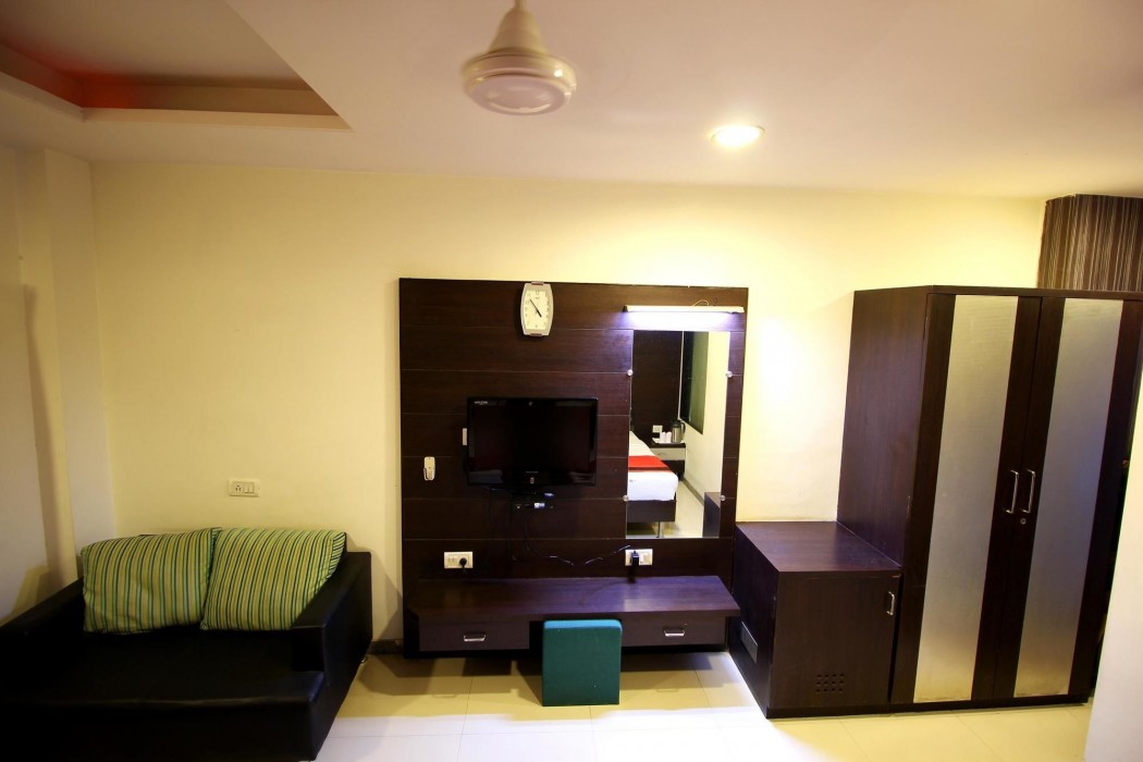 OYO Premium Paldi Cross Road 49/75
